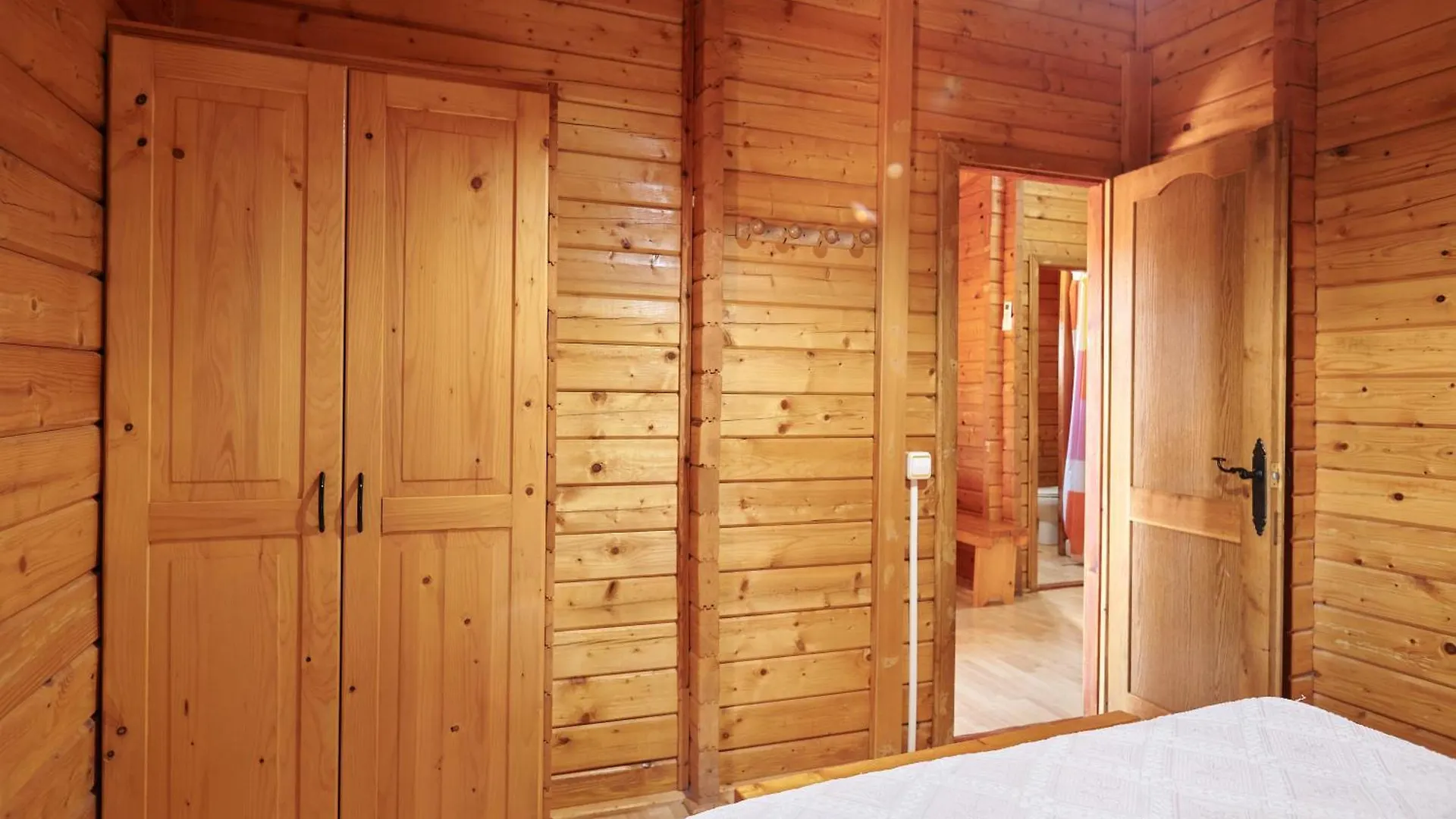 Camping Montillana Con Bungalows Hornos