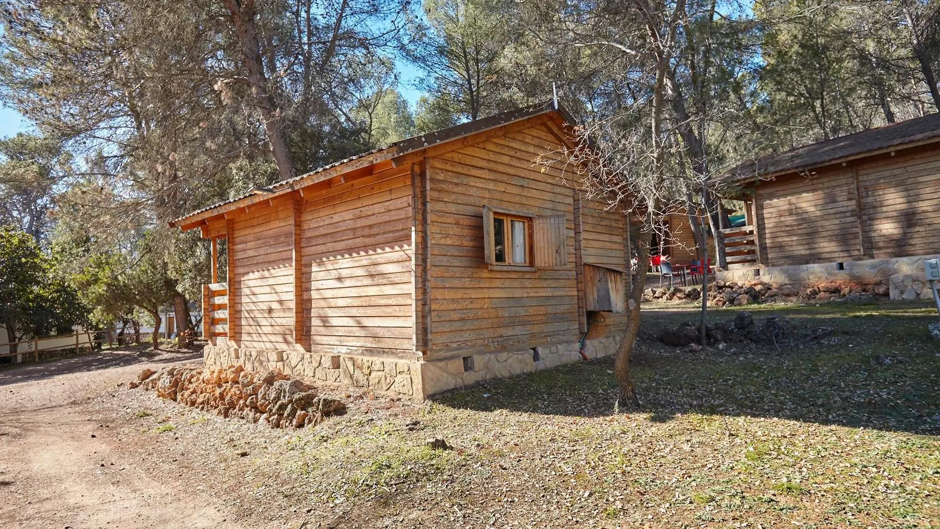 Camping Montillana Con Bungalows Hornos