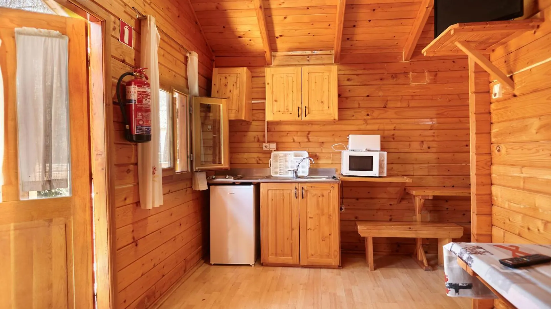 Camping Montillana Con Bungalows Hornos