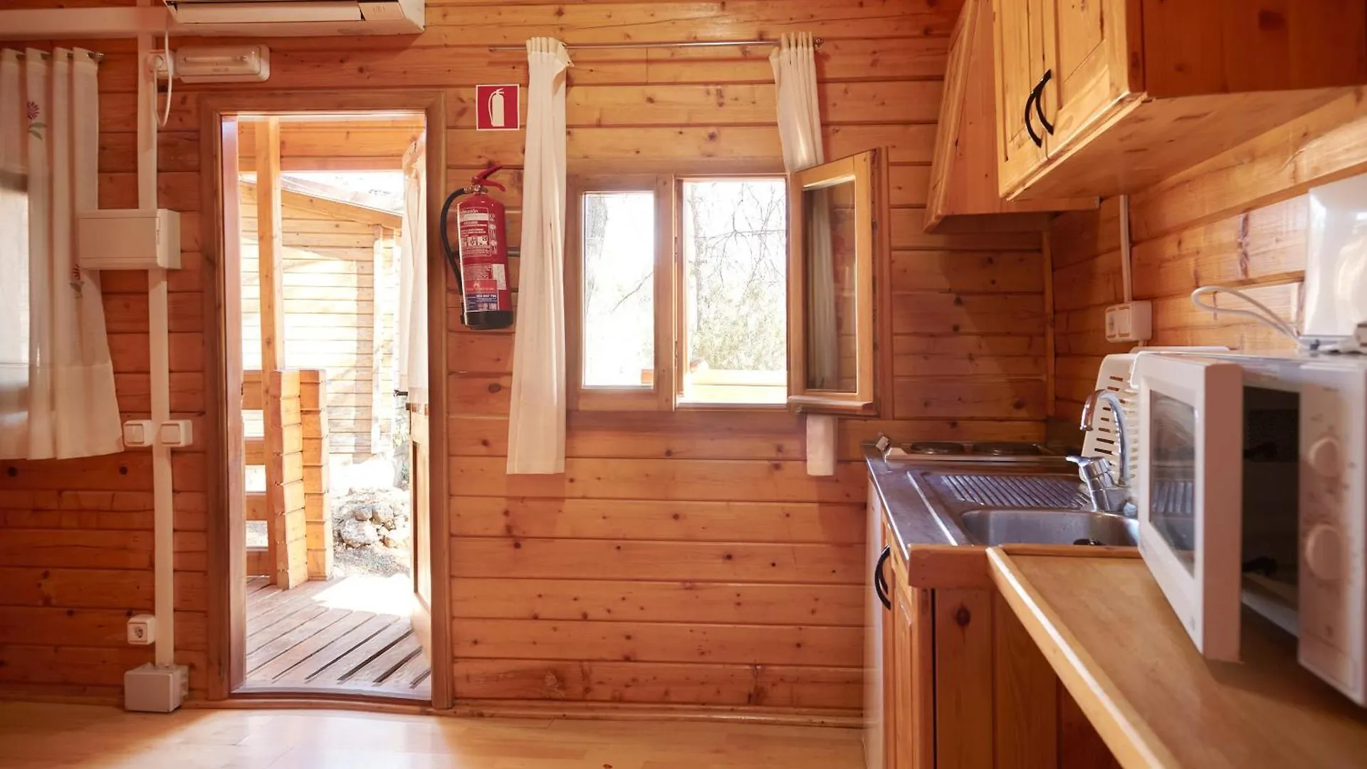 Campsite Camping Montillana Con Bungalows Hornos