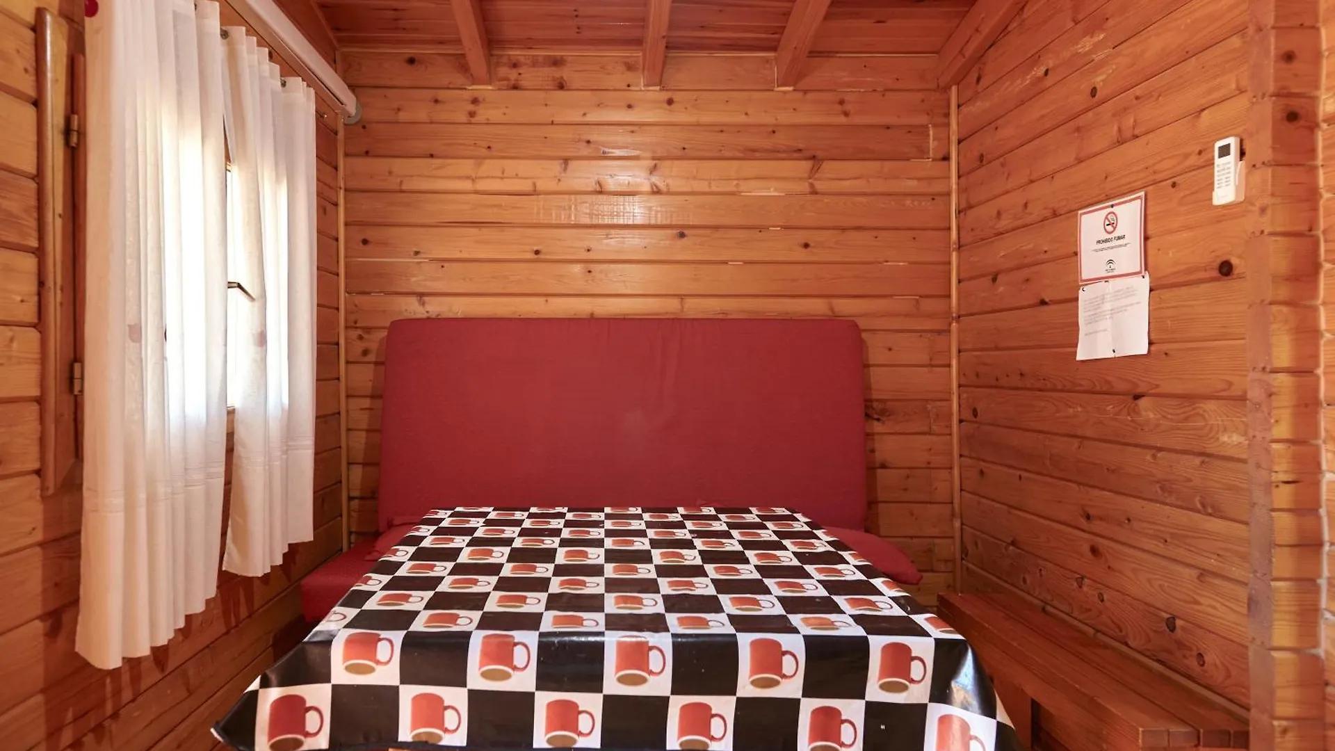 Camping Montillana Con Bungalows Hornos