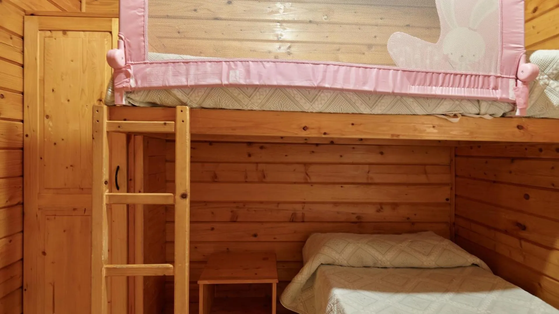 Camping Montillana Con Bungalows Hornos