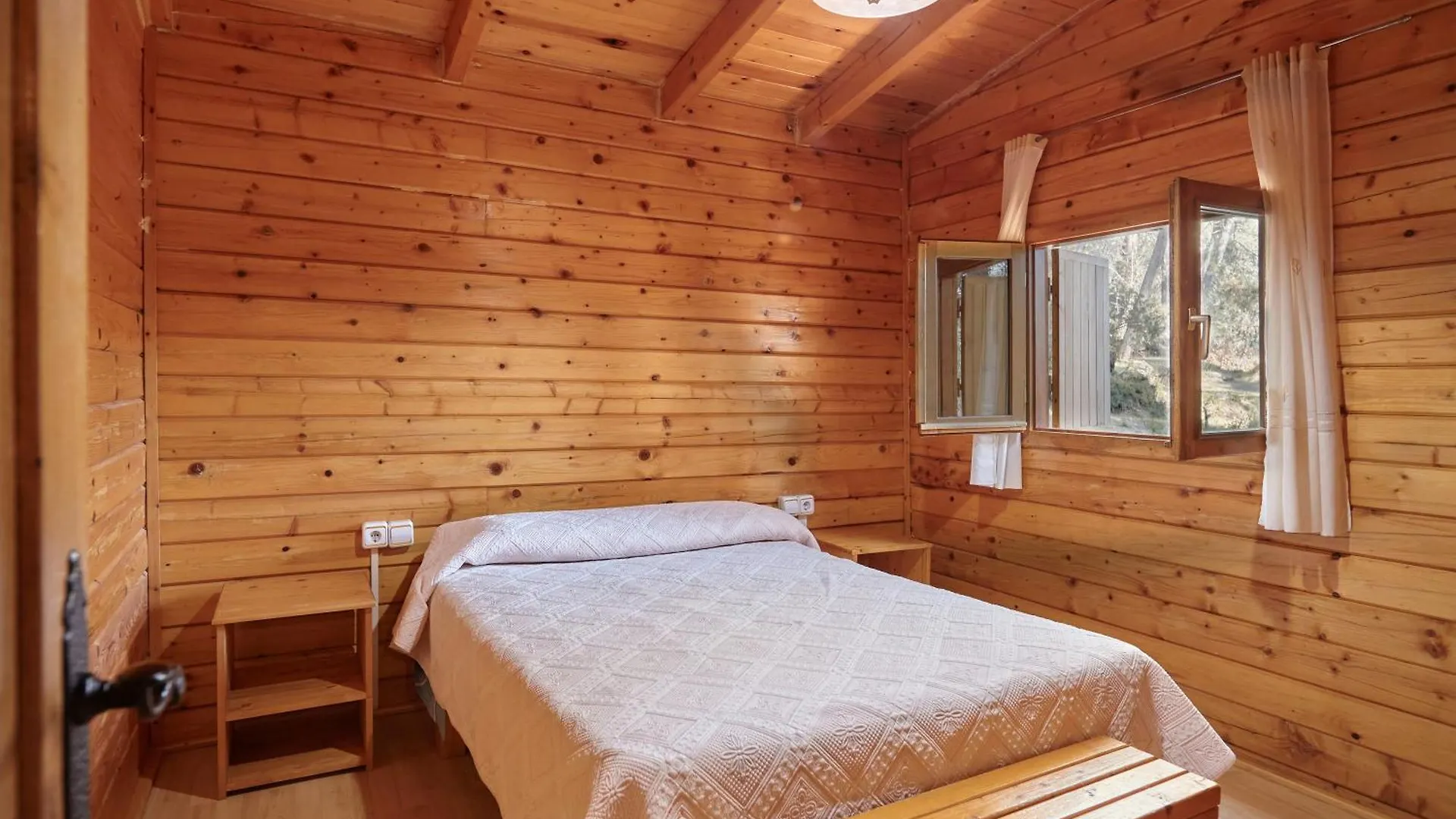 Campsite Camping Montillana Con Bungalows Hornos