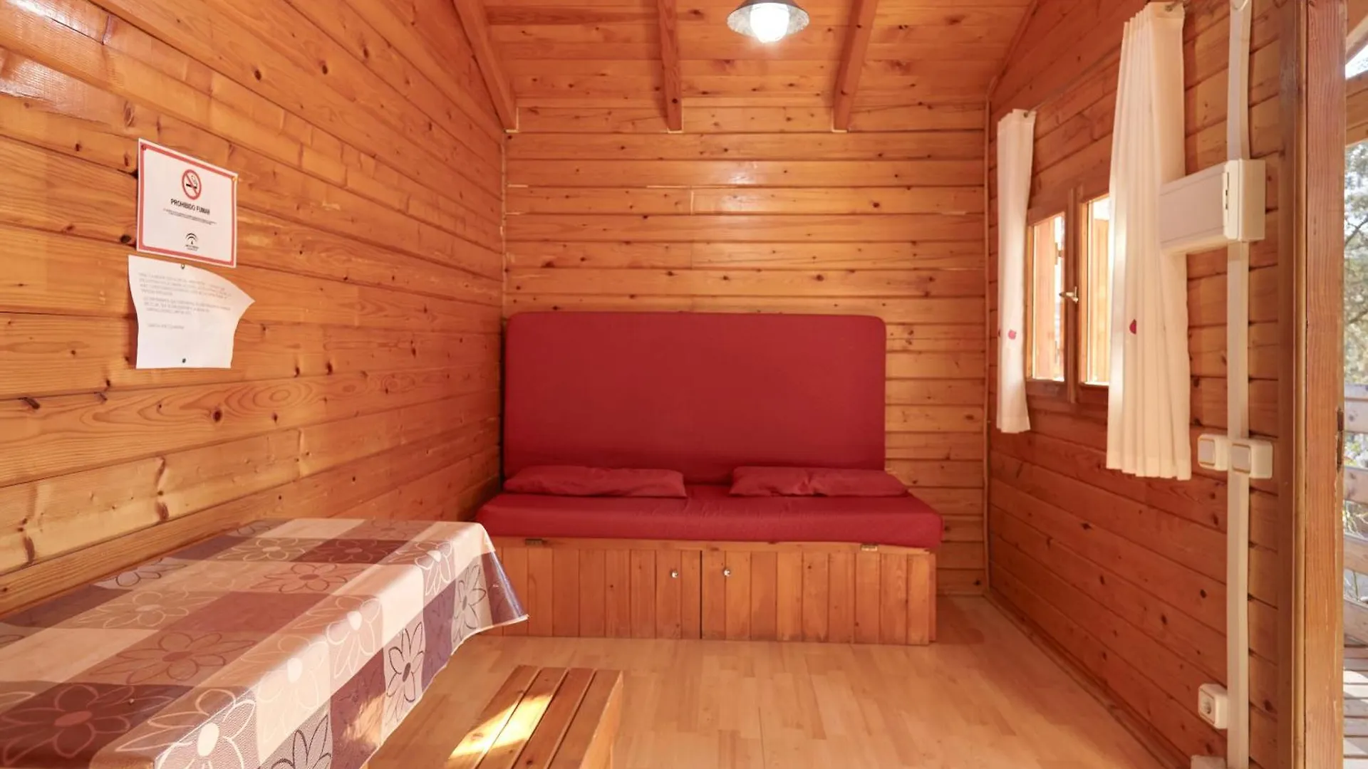 Camping Montillana Con Bungalows Hornos