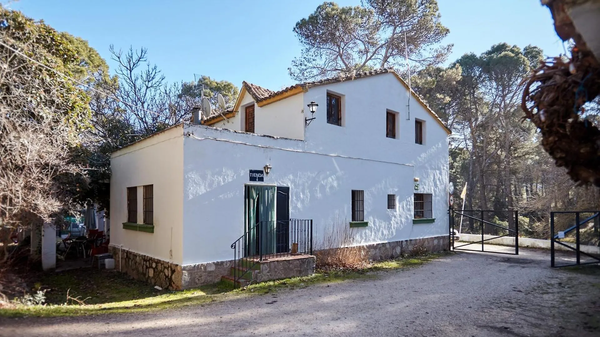 Camping Montillana Con Bungalows Hornos Campsite