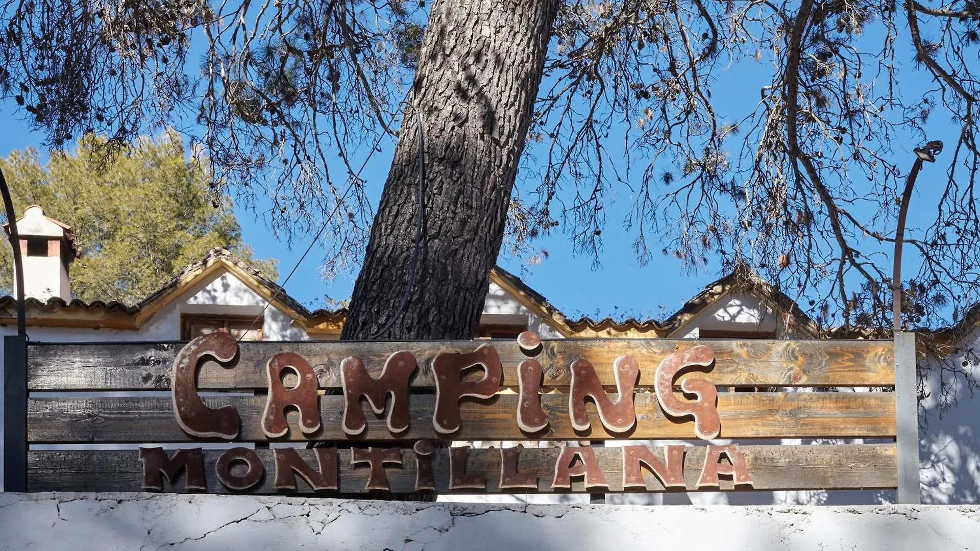 Camping Montillana Con Bungalows Hornos